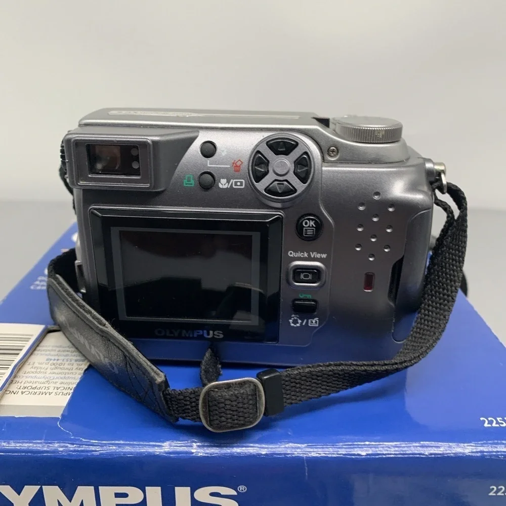 Olympus Camedia C-4000 4MP Digital Camera w/3x Optical Zoom Lots of Extras
